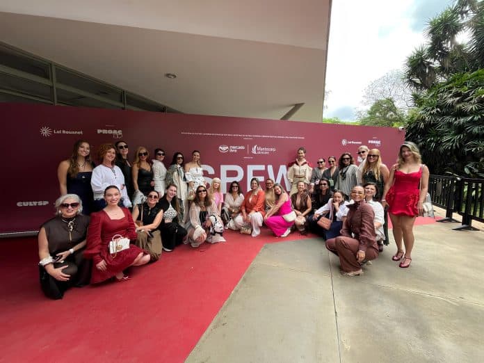 Grupo de empresárias da Grande Florianópolis posa em frente ao painel do SPFW São Paulo Fashion Week