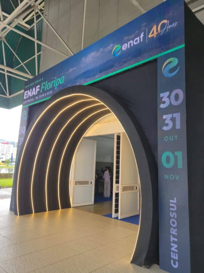 Portal de entrada do ENAF Floripa no CentroSul, em formato de túnel iluminado, com painéis indicando as datas 30 e 31 de outubro e 1º de novembro e a marca de 40 anos do evento