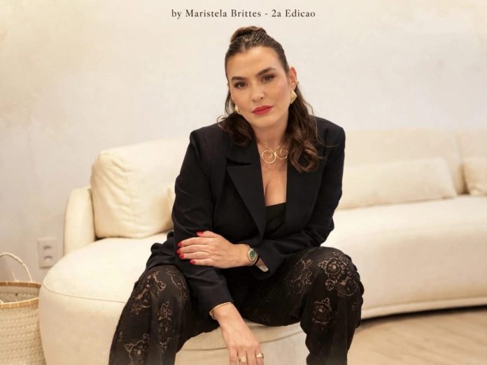 Arte de divulgação do encontro Grand Gatsby Anos 20 com a consultora de imagem Taty Torquato sentada em poltrona clara
