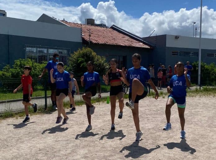 Jovens atletas da UCA em treino de atletismo na Beira-Mar de São José — divulgação