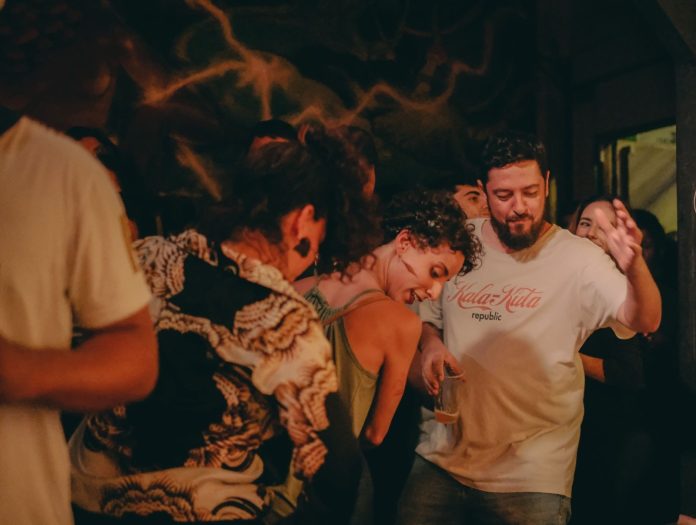 Público dança em noite de festa do FELABRATION Floripa, em imagem da edição de 2022