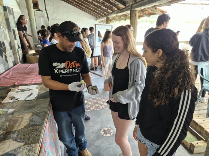 Estudantes provam ostras durante vivência com maricultores no Ribeirão da Ilha, em Florianópolis