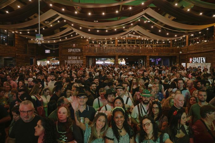 Público lota pavilhão decorado da Vila Germânica na abertura da 41ª Oktoberfest de Blumenau
