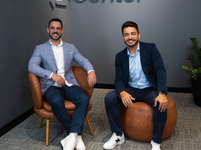 Djefrei Pasch e André Oliveira, fundadores da PX, sentados em poltronas no escritório da empresa