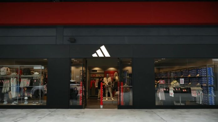 Fachada preta da loja Adidas no i Fashion Outlet Santa Catarina, em Tijucas