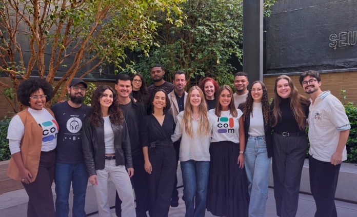 Equipe do ICOM reunida em foto de grupo ao ar livre