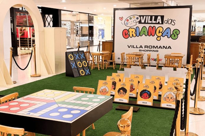 Área Villa das Crianças no Villa Romana Shopping com jogos gigantes coloridos no piso e parede ilustrada