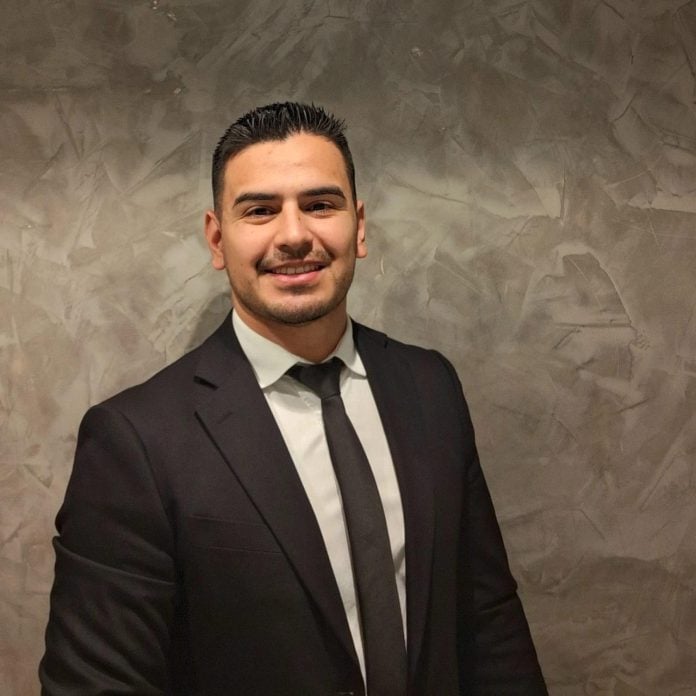 Retrato de Álvaro Marques, planejador financeiro e consultor de investimentos da CredCrea, de terno escuro