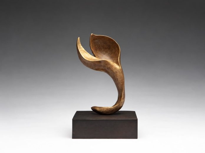 Escultura em bronze da exposição ETERnos da Terra de Miu e Pedro Caetano