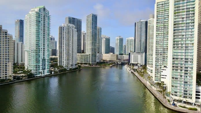 Vista de Downtown Miami com prédios à beira da baía