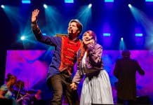 Especial Disney da Camerata Florianópolis leva 880 crianças ao Teatro Ademir Rosa, no CIC Atores fantasiados de príncipe e princesa cantam no palco do Teatro Ademir Rosa, com a Camerata Florianópolis e luzes coloridas