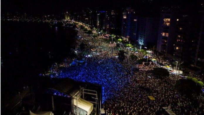 Vista aérea do público na Beira-Mar Norte durante a festa de Réveillon em Florianópolis