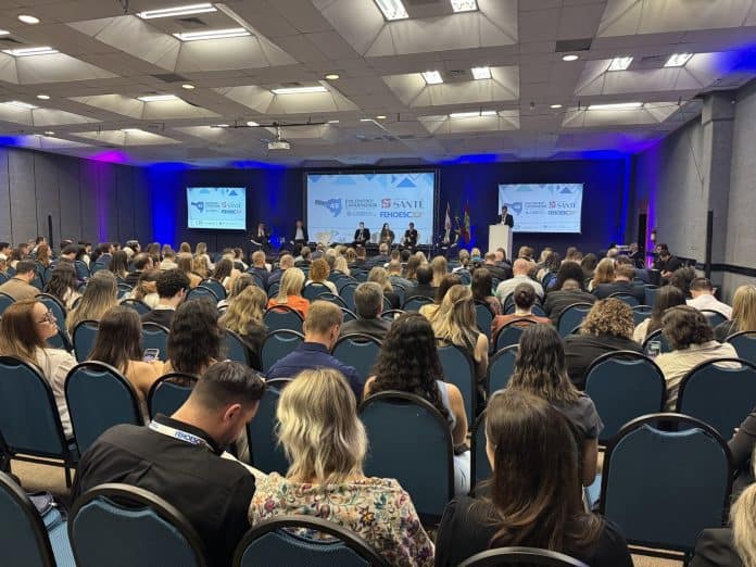 Público e programação do Encontro Catarinense de Hospitais — divulgação FEHOESC