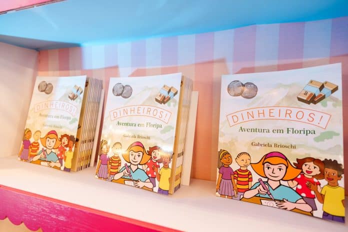 Exemplares do livro Dinheiros! Aventura em Floripa, de Gabriela Brioschi — foto Trentini Fotografias