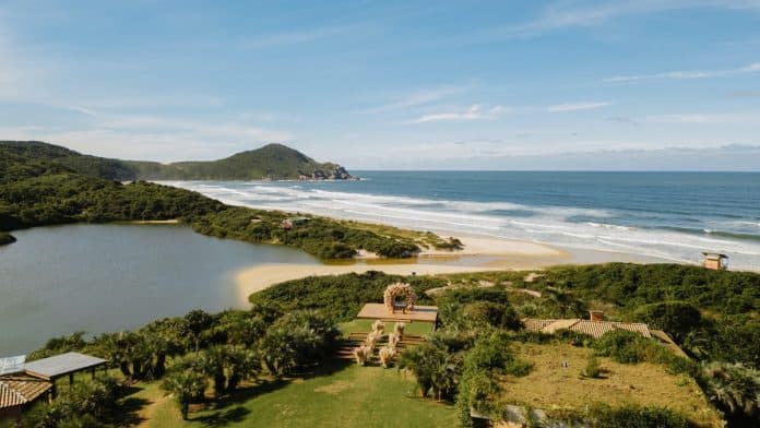 Vista aérea da Praia do Rosa, com lagoa, mata e o mar ao fundo