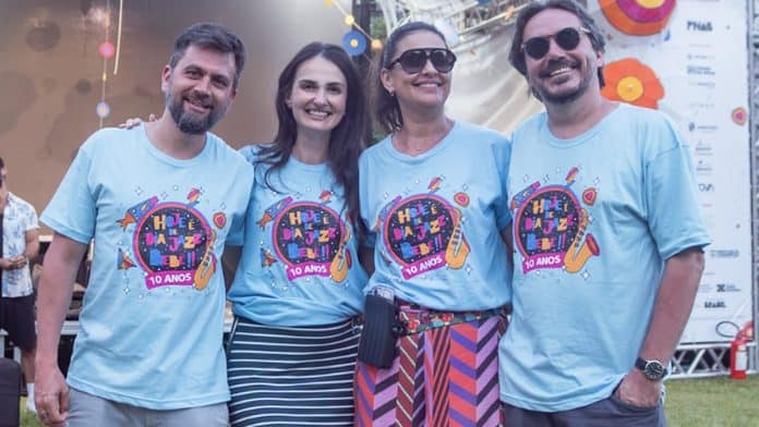 Os coordenadores do Hoje é Dia de Jazz Bebê posam com camisetas do evento