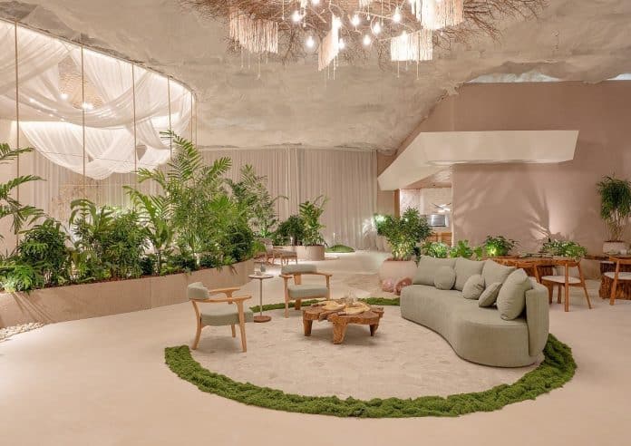 Jardim Ecos do Éden by Hantei na CASACOR SC 2026, com vegetação tropical e caminhos orgânicos