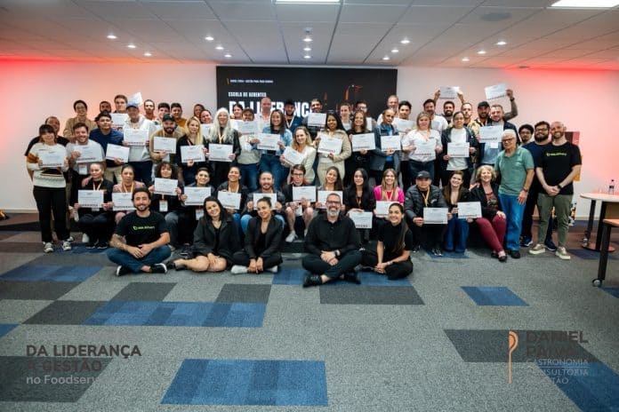 Turma da Escola de Gerentes, de Daniel Paiva, posa com certificados ao fim da imersão para gestores do food service
