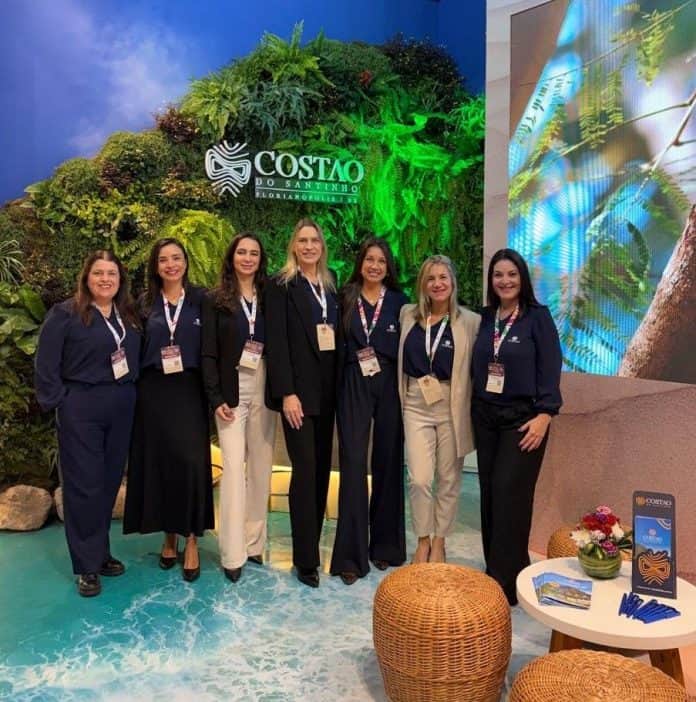 Equipe comercial e de marketing do Costão do Santinho no estande do resort na FIT América Latina, em Buenos Aires