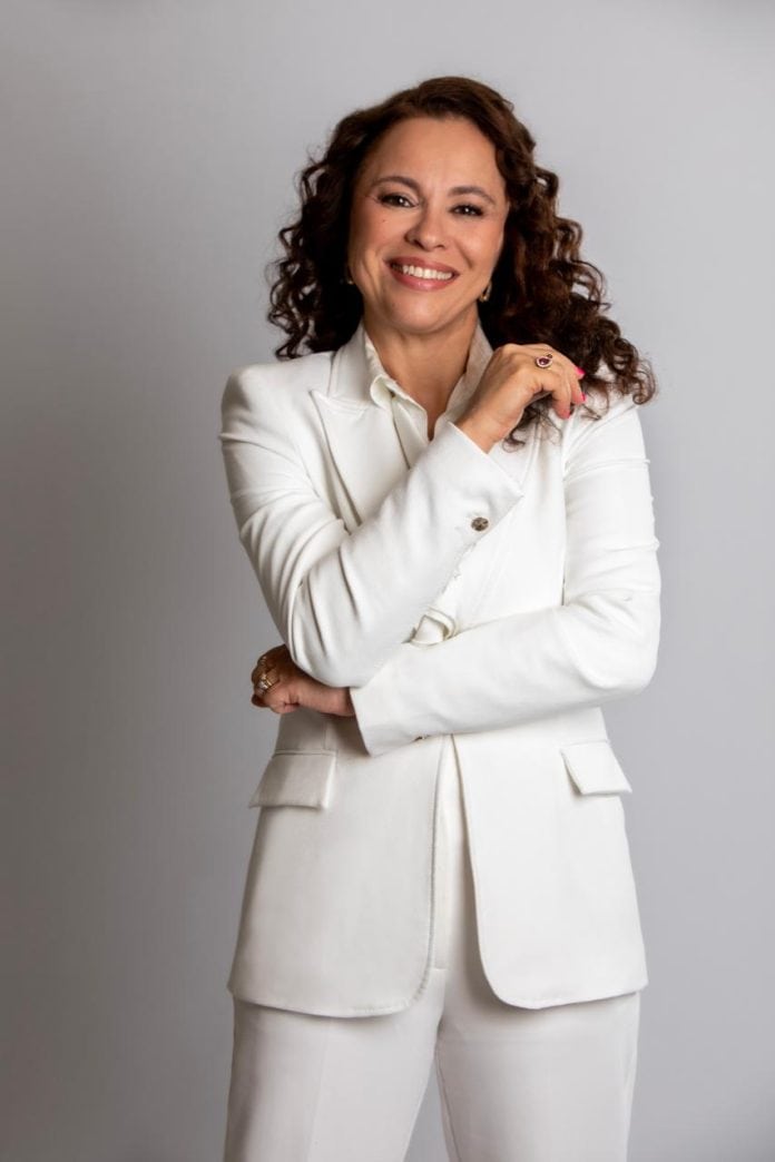 Retrato da advogada Iriana Custódia Koch de blazer branco