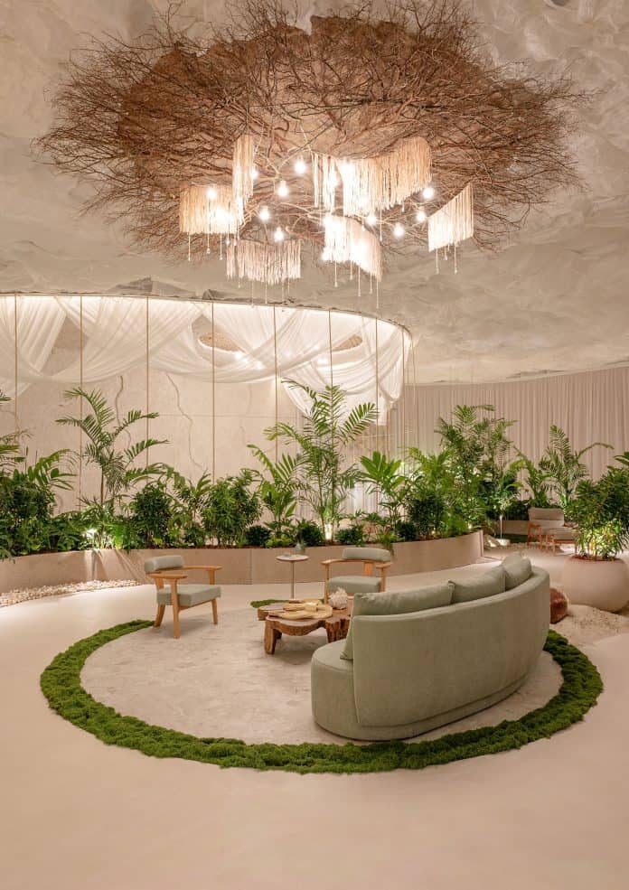 Ambiente Garden da Hantei na CASACOR SC 2026 com mobiliário Requintare — foto Lio Simas