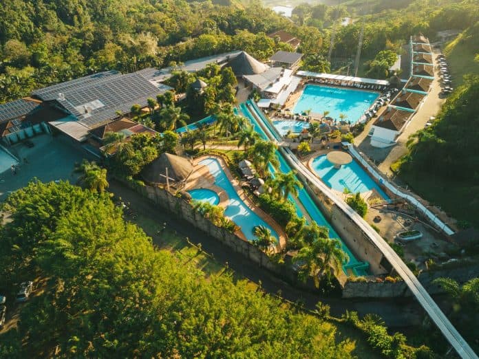 Vista aérea do Parque Aquático Cascanéia, em Gaspar, com piscinas, toboáguas e área verde