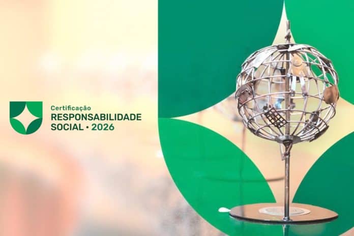 Arte da Certificação Responsabilidade Social 2026, com o troféu em forma de globo metálico sobre fundo verde