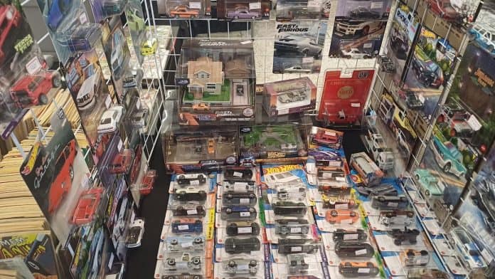 Estande com miniaturas de carros em embalagens na Feira de Multicolecionismo