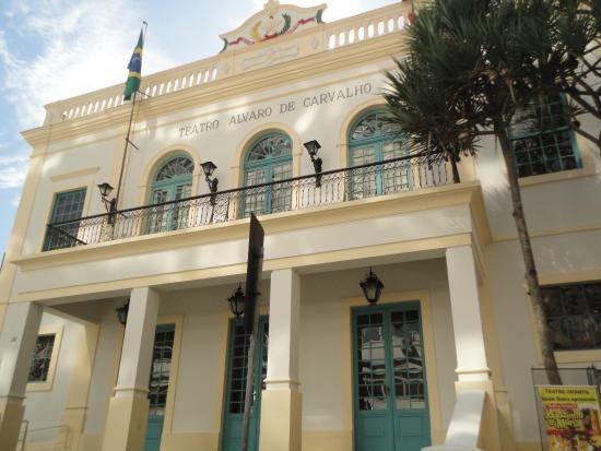 Fachada do Teatro Álvaro de Carvalho (TAC), no Centro de Florianópolis, prédio histórico amarelo-claro com portas e janelas verdes e o nome do teatro no alto