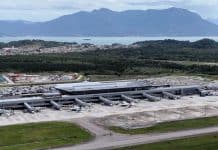 Floripa Airport é eleito o melhor aeroporto da América do Sul no World Travel Awards 2026 Vista aérea do terminal do Floripa Airport com a Baía Sul ao fundo