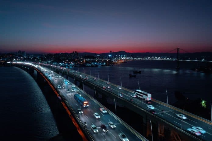 Pontes e avenida iluminadas ao anoitecer em Florianópolis
