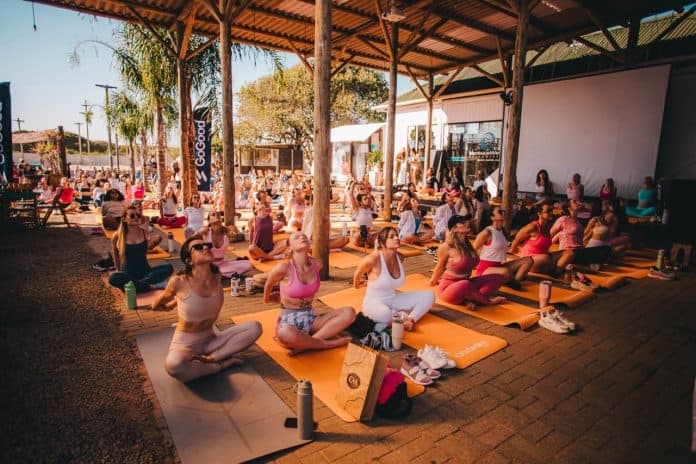 Participantes em aula de yoga em encontro de bem-estar do Réveillon Campeche, em Florianópolis