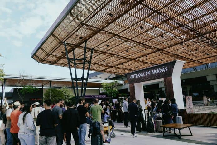Público na área de entrega de abadás do Folianópolis