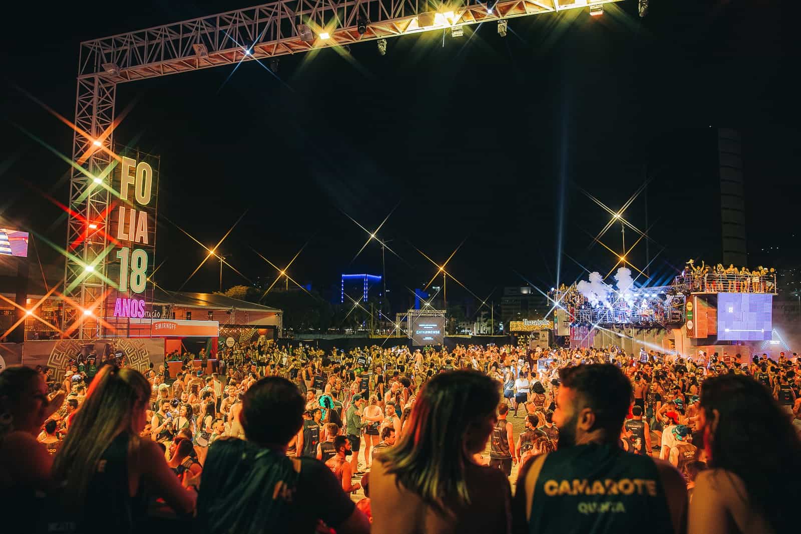 Público do Folianópolis diante dos trios na Passarela Nego Quirido, em Florianópolis
