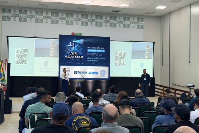 Plateia acompanha palestra na edição de 2025 do Fórum de Capacitação Técnica ACATMAR
