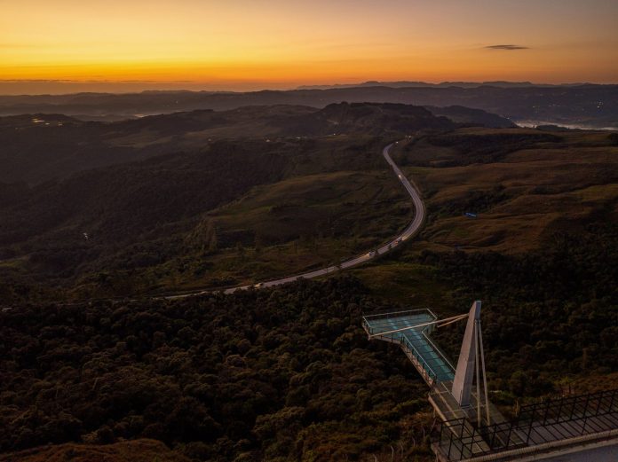 Vista aérea de mar agitado no litoral de Santa Catarina