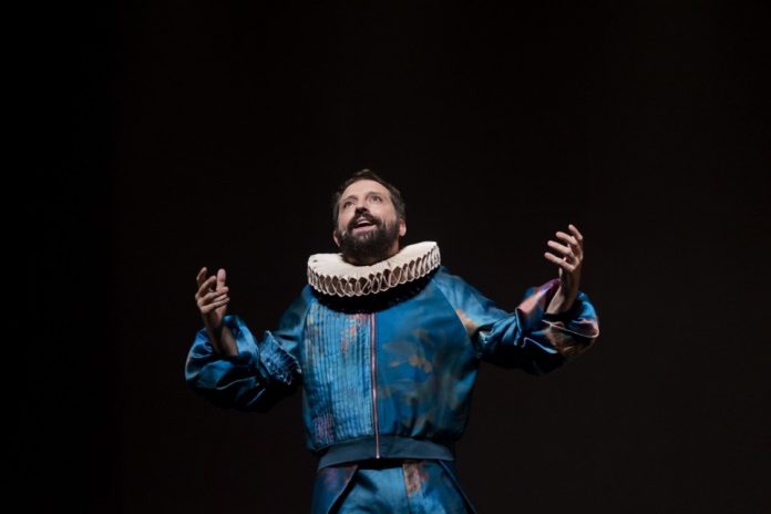 Gregorio Duvivier em cena de O Céu da Língua