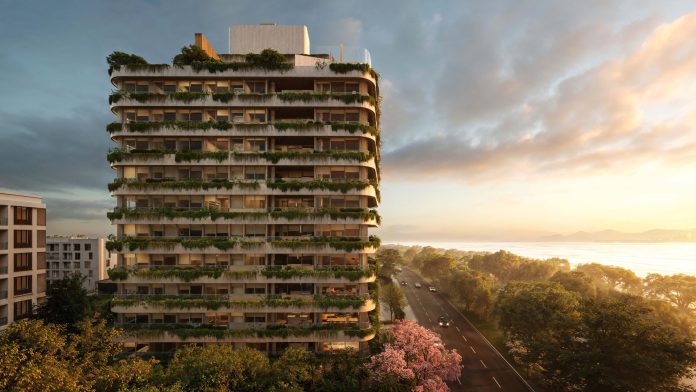 Perspectiva ilustrada do edifício UM Milano, torre de fachada curva com jardineiras e vegetação em todos os andares, ao lado de uma avenida arborizada com o mar e o céu ao entardecer ao fundo
