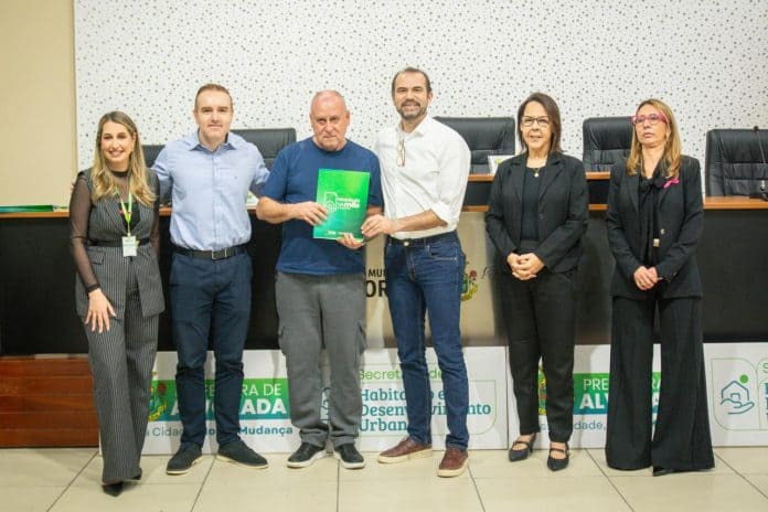 Entrega de pasta Matrícula na Mão do Projeto Terra a família em Alvorada (RS)