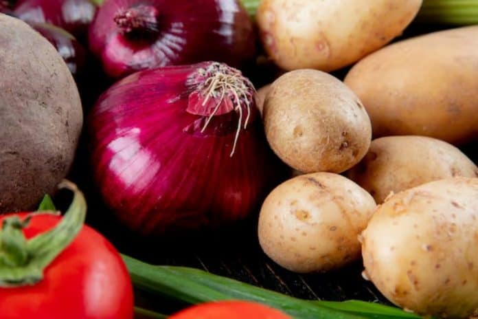 Tomate, batata inglesa e cebola, itens que mais subiram de preço em Florianópolis em setembro de 2026
