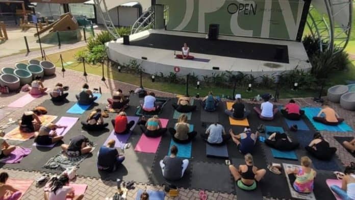 Aula de yoga ao ar livre em frente ao palco do OPEN, em Jurerê Internacional