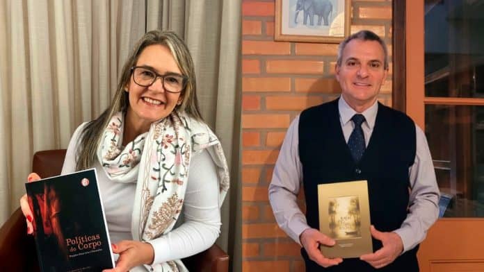 Ana Lúcia Mandelli de Marsillac segura o livro Políticas do Corpo e Juarez Inácio de Oliveira segura o livro Itajaí Rio das Voltas, em montagem de duas fotos