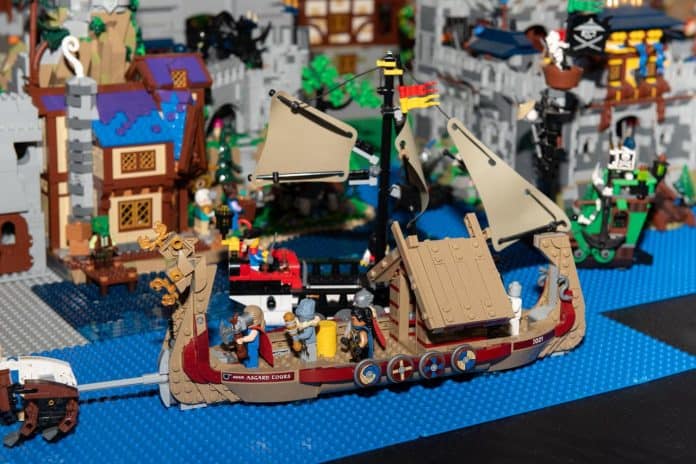 Navio viking e castelos montados com peças de LEGO na exposição Legueiros