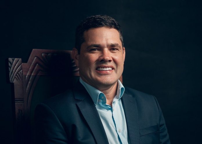 Retrato do prefeito de Itajaí, Robison Coelho, de terno escuro e camisa azul-clara