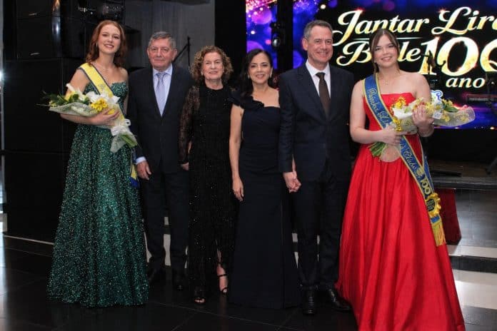 Diretoria do Lira Tênis Clube com a ex-rainha Bianca Zomer Kunkel e a nova rainha Maria Clara Mendes Baião no Baile dos 100 anos