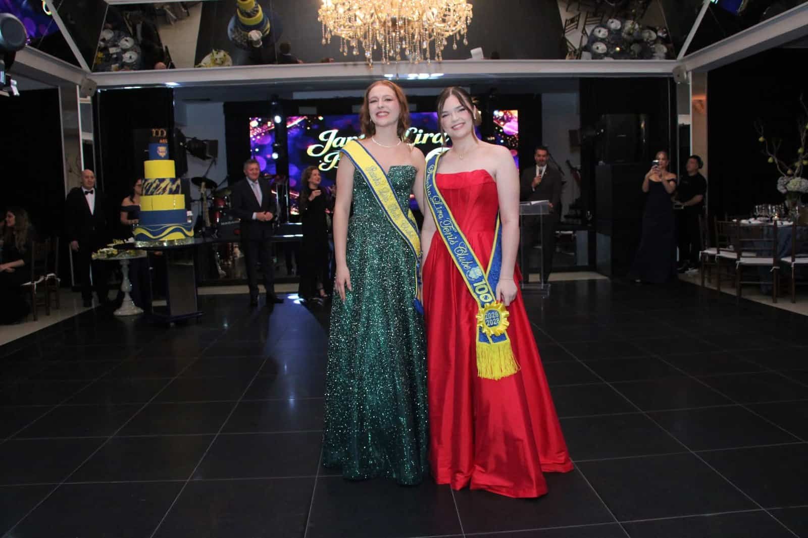 Bianca Zomer Kunkel e Maria Clara Mendes Baião, rainhas do Lira Tênis Clube, no Baile dos 100 anos