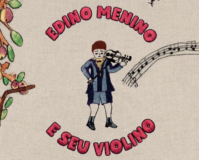Capa bordada do livro Edino menino e seu violino, com menino tocando violino e notas musicais