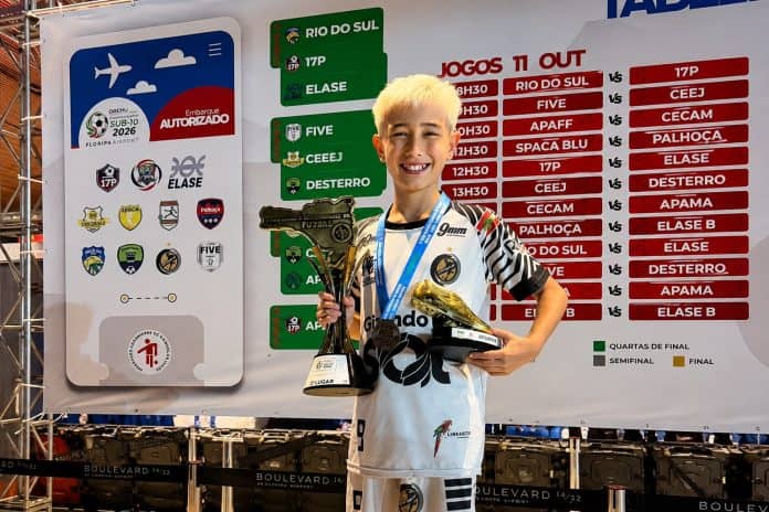 Matheus Stefanski, artilheiro da Copa Santa Catarina Sub-10 de Futsal, com troféus no Floripa Airport
