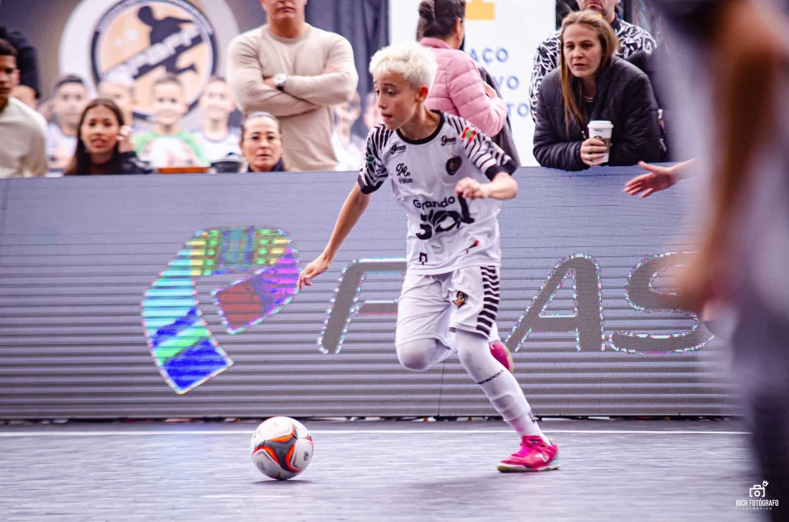 Matheus Stefanski conduz a bola em quadra na Copa Santa Catarina Sub-10 de Futsal, no Floripa Airport