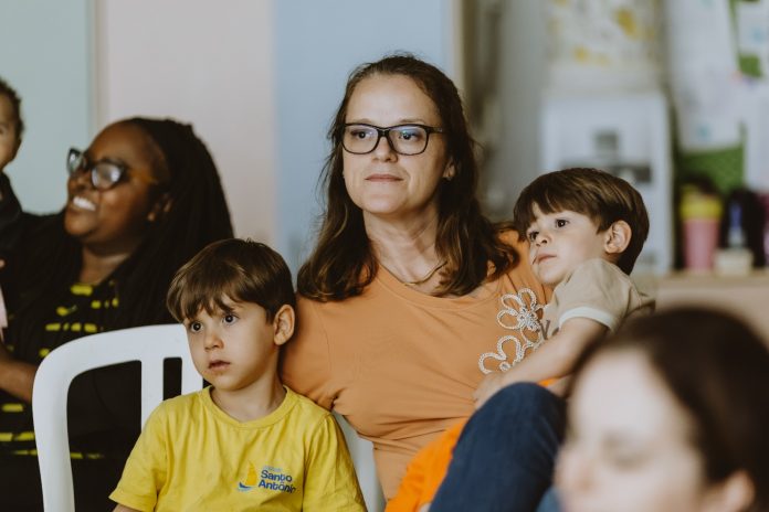 Professora com crianças em sessão da Mostra de Cinema Infantil em escola de Florianópolis